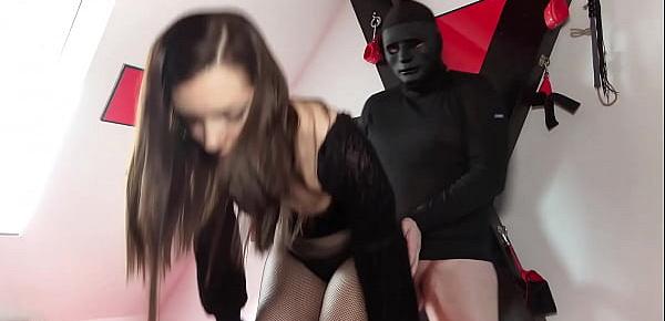 18 jährige bekommt vom Usern Deepthroat beigebracht und schluckt sein sperma